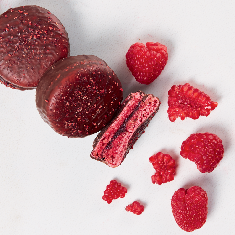The dark chocolate coated raspberry macaron, available in the gift box composition