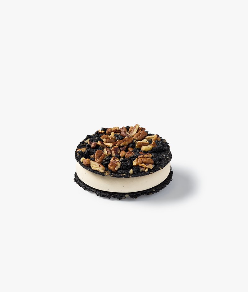 Vegetable coal streusel sprinkled with brokens pecan nuts is filled with a Madagascar bourbon vanilla ice cream and caramel.